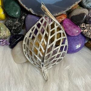Vintage Sarah Coventry Leaf Brooch